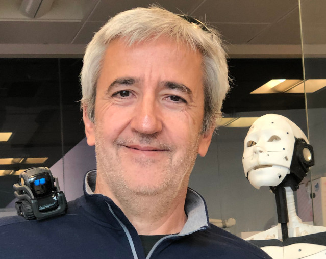 Roberto Encinas Manager Casual Robots